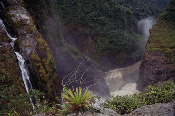 river gorge photo